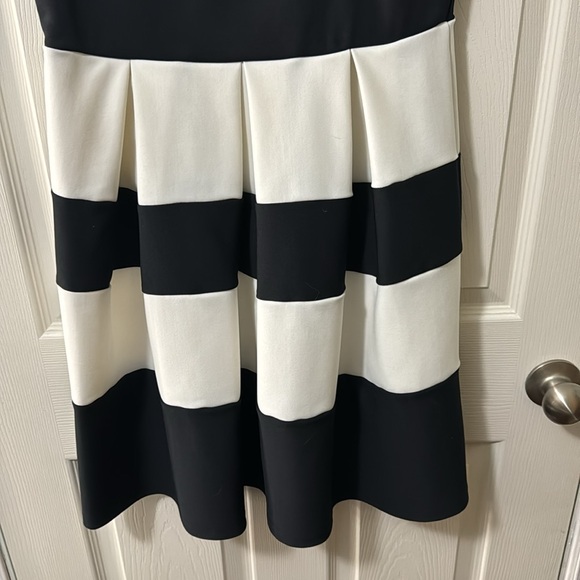 Beautiful black and white dress - Picture 3 of 3